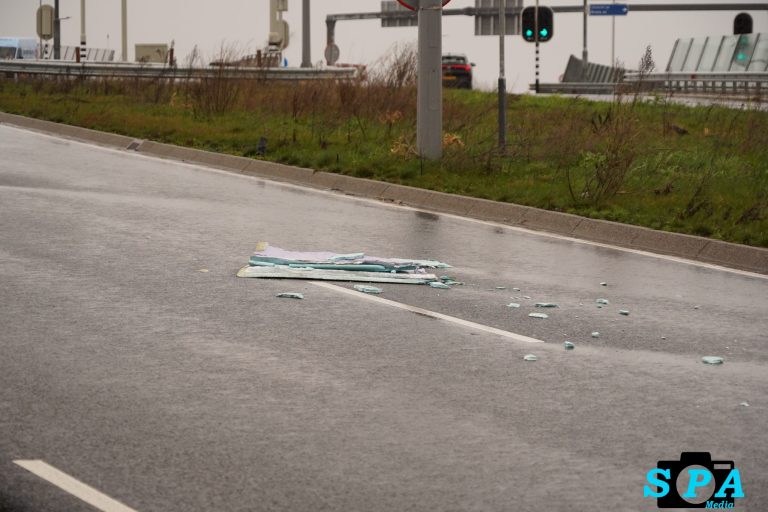 Afgevallen lading zorgt voor gevaarlijke situatie Afrit N209 Ankie Verbeek-Ohrlaan Rotterdam