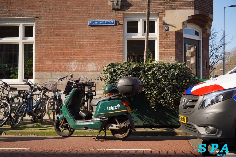 Scooterrijder lichtgewond na aanrijding met auto Proveniersstraat Rotterdam