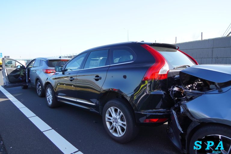 Kop-staart botsing met flinke schade tussen drie voertuigen A16 Rotterdam