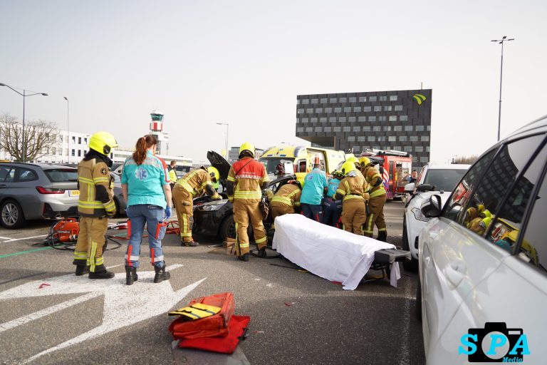 Bestuurder bekneld na botsing op parkeerterrein Rotterdam The Hague Airport