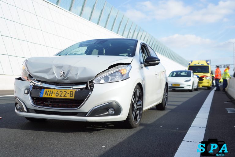 Gewonde na aanrijding A16 richting Den Haag voor Rottemerentunnel Rotterdam
