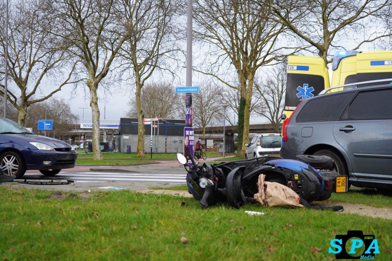 Scooterrijdster gewond na botsing met auto op rotonde Giessenbaan Rotterdam