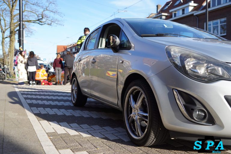 Opzittenden scooter gewond na botsing met auto Kleiweg Rotterdam