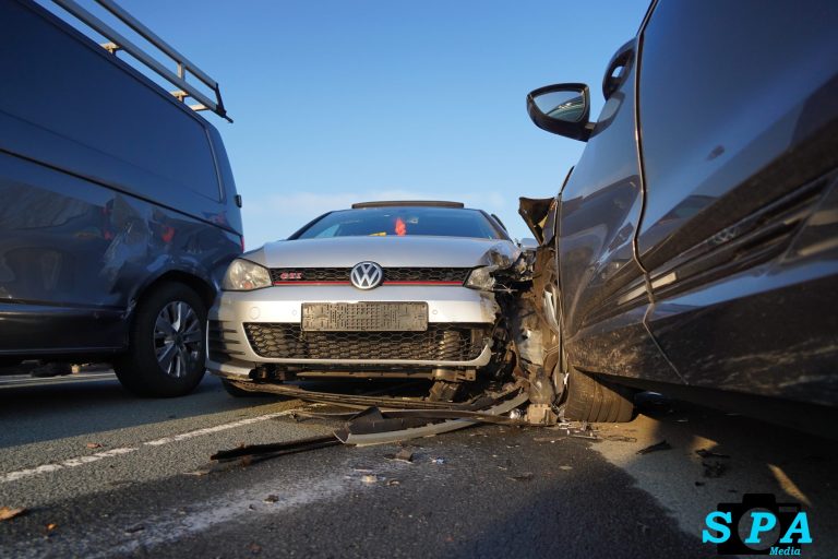 Gewonde en flinke schade na aanrijding op Doenbrug in Rotterdam