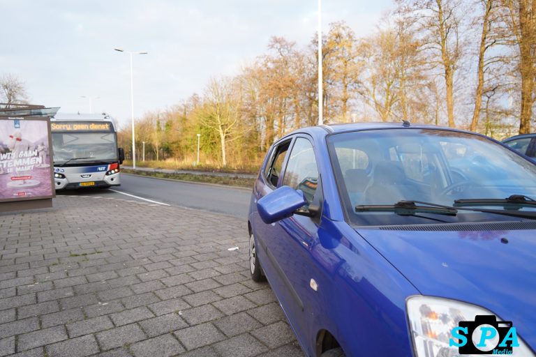 Auto en lijnbus in botsing Abraham van Stolkweg Rotterdam