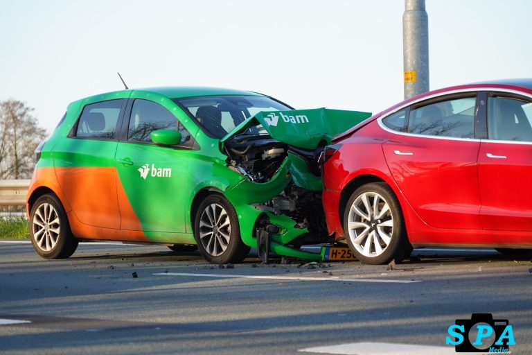 Forse schade na kop-staart botsing A13 richting Rotterdam