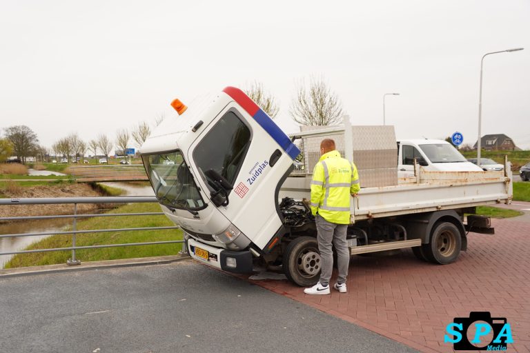 Gemeentemedewerkers blussen brand in voertuig bij rotonde Zevenhuizen