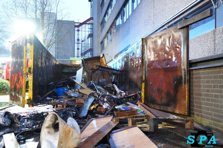 Brandweer blust felle containerbrand Asserweg Rotterdam