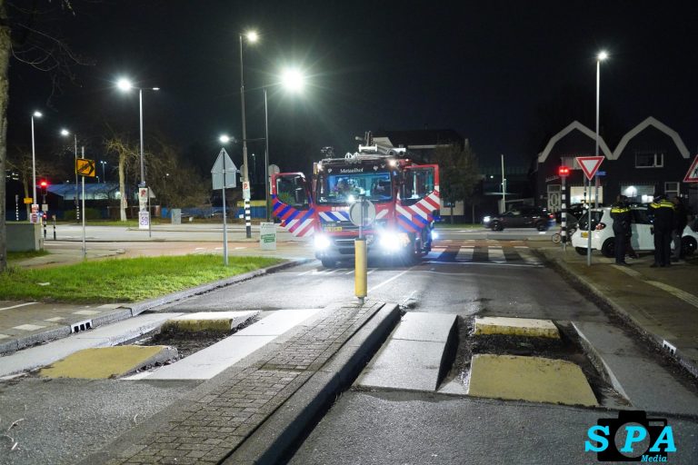 Automobilist probeert bussluis te nemen, auto zwaar beschadigd Terbregseweg Rotterdam