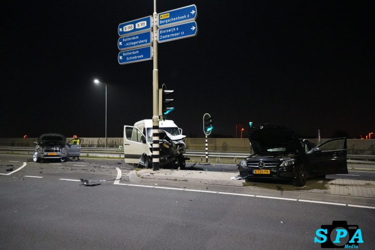 Vijf gewonden bij flinke aanrijding op N209 Bergschenhoek, één persoon aangehouden