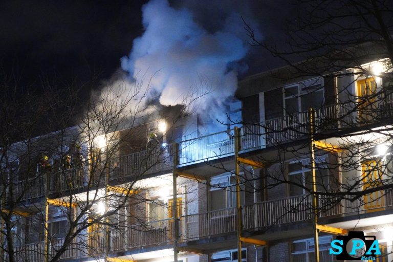 Gewonde en flinke schade na brand in flatwoning Teldersweg in Rotterdam
