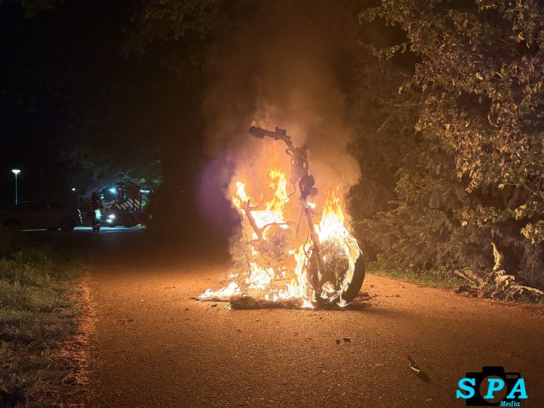 Scooter volledig in brand langs de Strekkade in Rotterdam