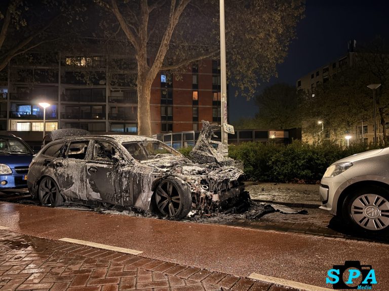 BMW verwoest door brand aan Linker Rottekade Rotterdam, tweede auto beschadigd