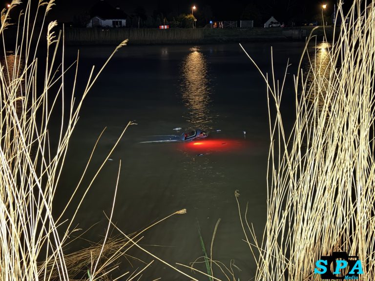 Automobilist te water in Hollandsche IJssel bij Groenendijk in Nieuwerkerk aan den IJssel