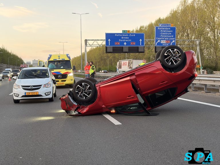 Auto op z’n dak na ongeval A16 Rotterdam