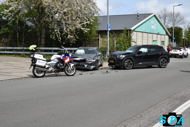 Schade na aanrijding Ratelaarweg in Rotterdam