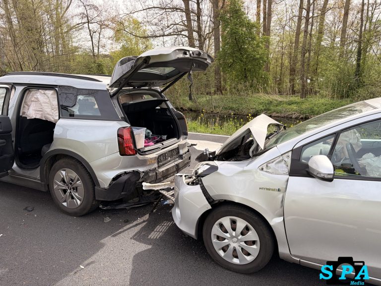 Gewonde en flinke schade na kop-staart aanrijding drie voertuigen Abram van Rijckevorselweg Capelle aan den IJssel