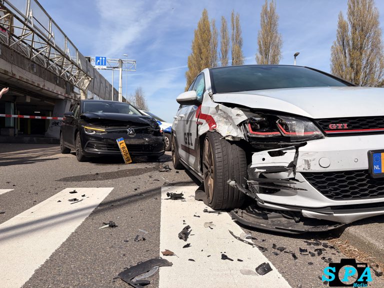 Flinke schade na aanrijding twee auto’s Zestienhovensekade Rotterdam