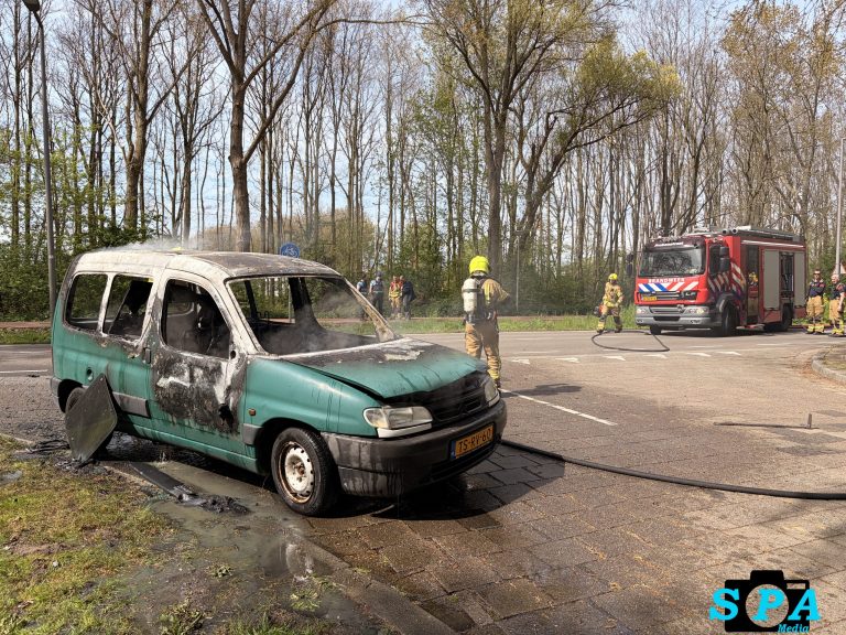 Auto vliegt tijdens het rijden in brand en brandt volledig uit in Rotterdam