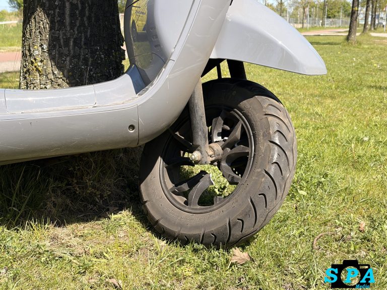 Scooterrijder hard ten val op fietspad langs Hazelaarweg in Rotterdam