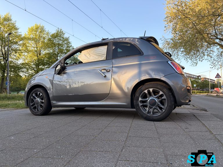 Auto slaat om na botsing, bestuurster naar ziekenhuis Stadhoudersweg Rotterdam