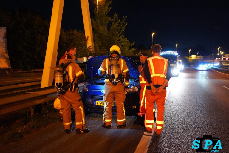 Controle na brandmelding auto op snelweg A20 Rotterdam