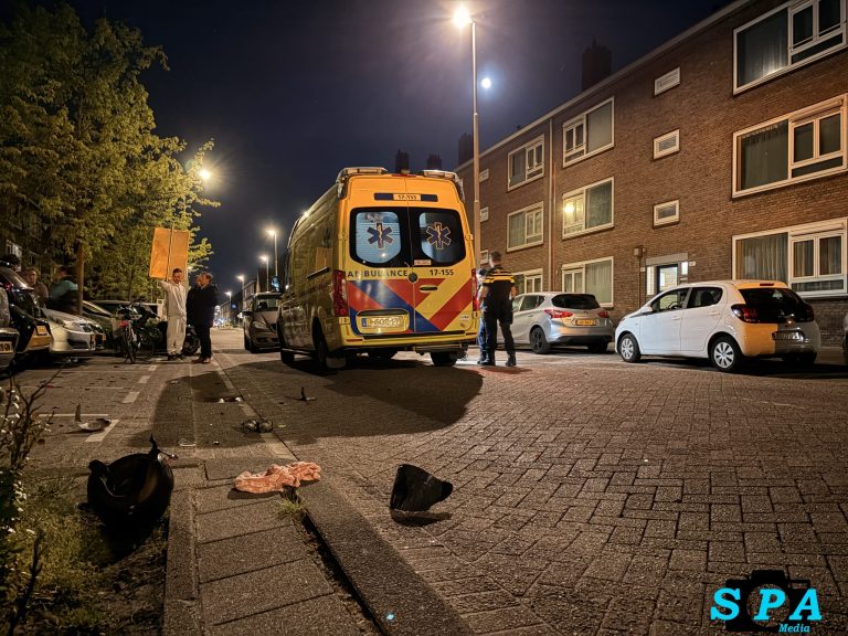 Scooterrijder verliest macht over het stuur en ramt drie geparkeerde auto’s Burgemeester Baumannlaan in Rotterdam