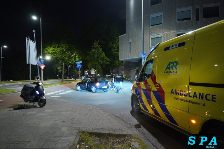 Lichtgewonde na aanrijding tussen scooterrijder en automobilist Oosterkade in Rotterdam