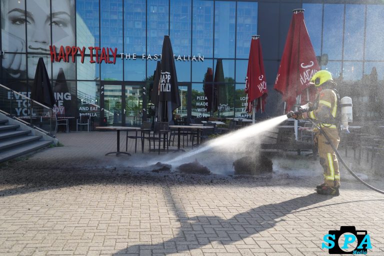 Brandweer blust kleine brand in plantenbak bij Pathé in Schiedam