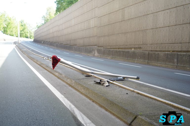 Bestelbus ramt lichtmast omver op de N470 in Pijnacker