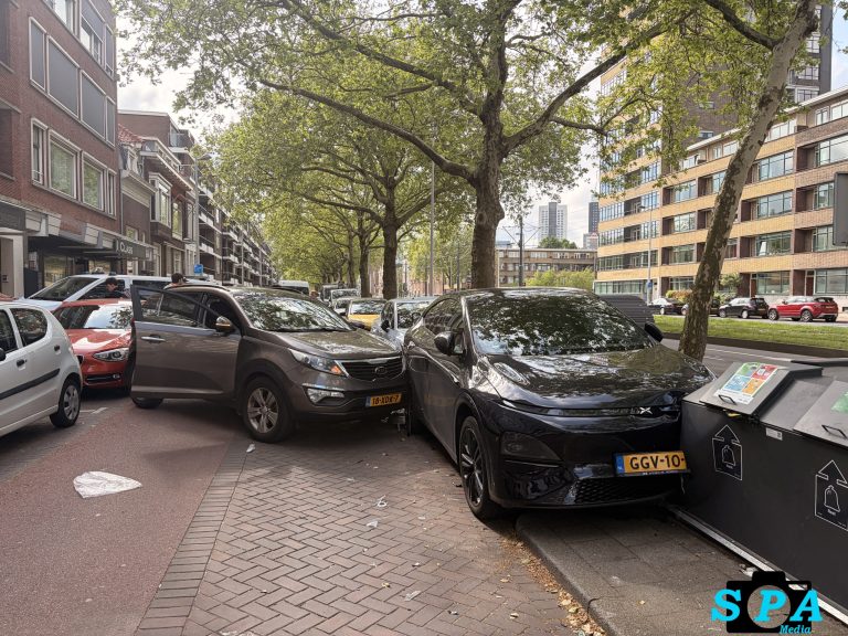 Overvaller dwingt bewoner tot pinnen en crasht op Schiekade in Rotterdam