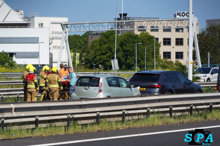 Gewonde en schade na kop-staart op de A16