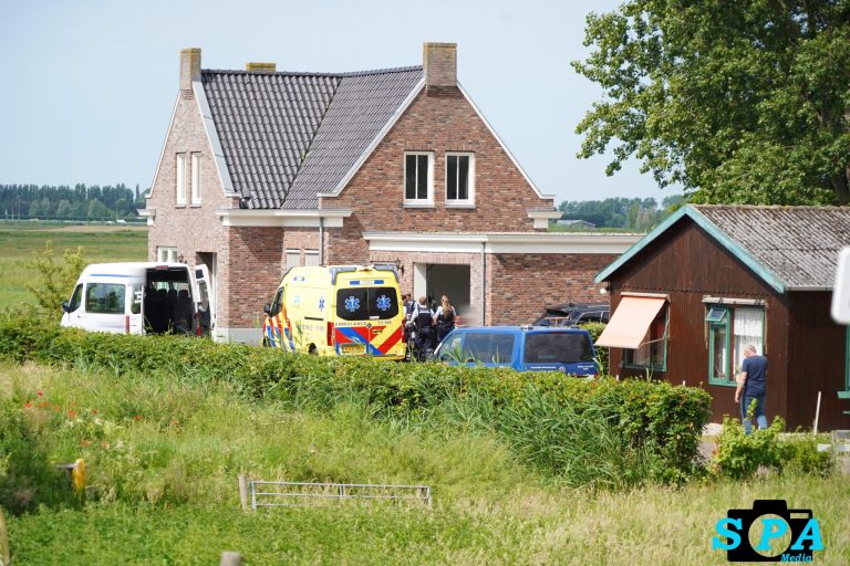 Oudere vrouw aangereden door eigen auto bij woning aan Oude Bovendijk in Rotterdam