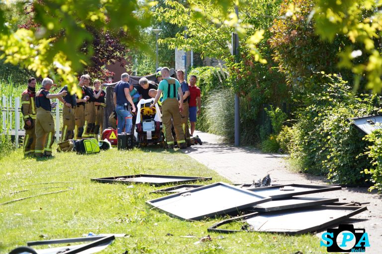 Brandweerman onwel door hitte tijdens dakbrand in woningen Snelliuspad in Rotterdam