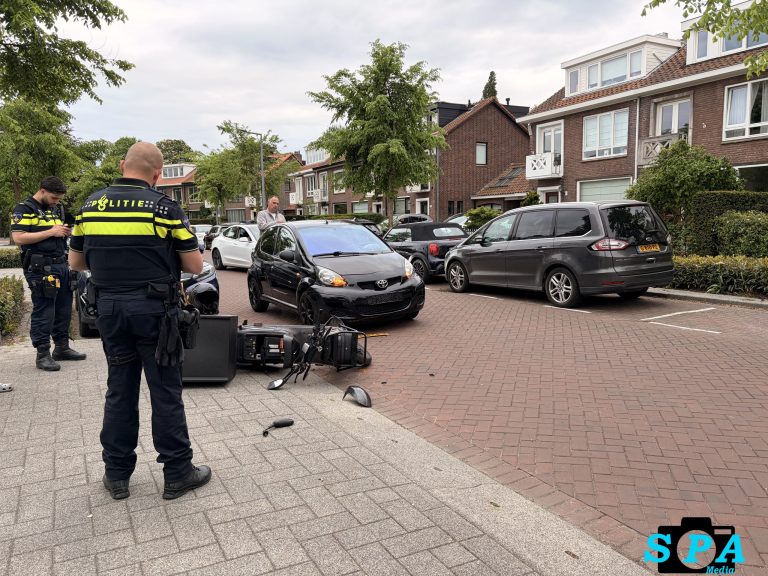 Lichtgewonde na aanrijding tussen maaltijdbezorger en auto Burgemeester Le Fevre de Montignylaan Rotterdam