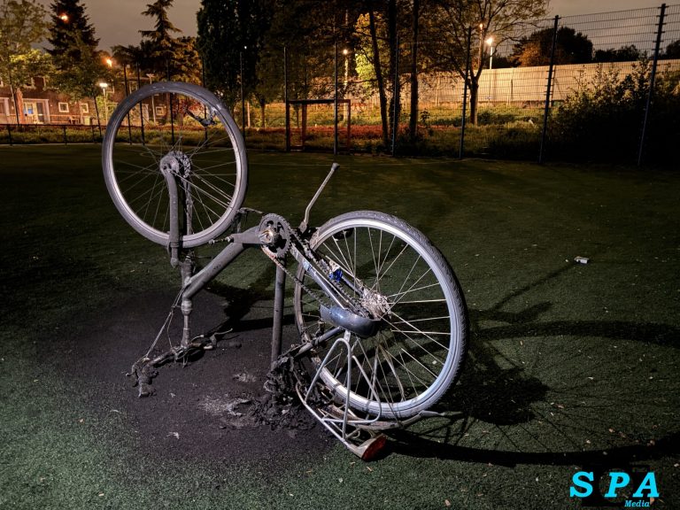 Buurtbewoners blussen brandende fiets op speelveld Piet Cottaarstraat in Rotterdam