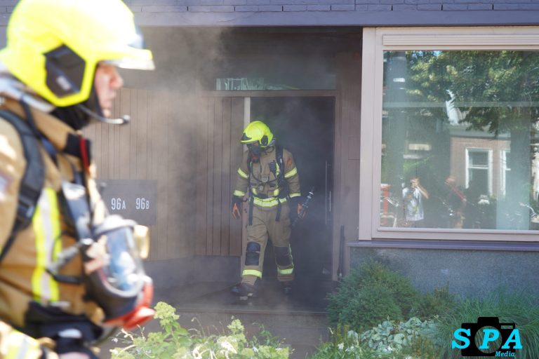 Flinke rookontwikkeling bij brand in kantoorpand Straatweg in Rotterdam