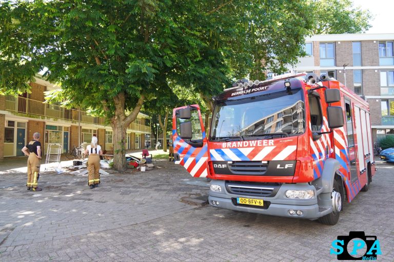Brandweer sluit kraan in sloopwoning na waterlekkage Krabbestraat in Rotterdam