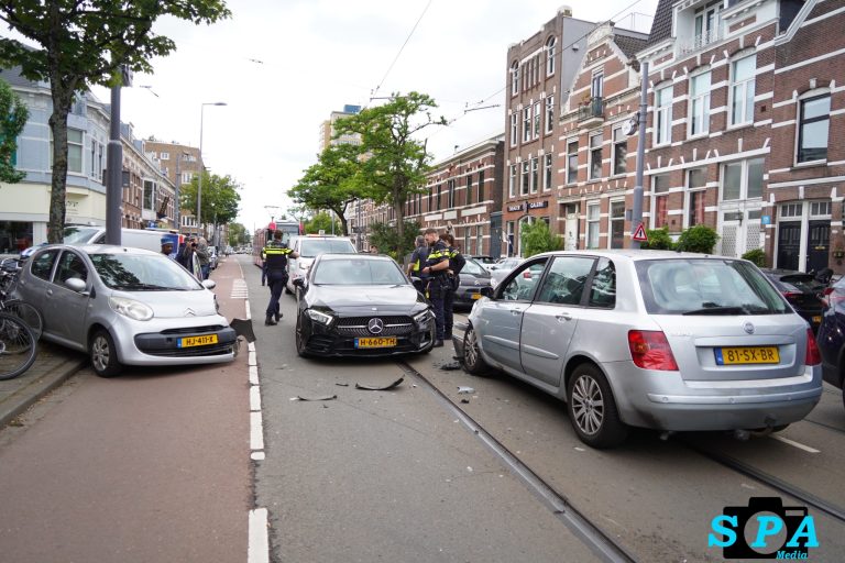 Aanhouding en flinke schade na aanrijding drie personenauto’s Bergweg in Rotterdam