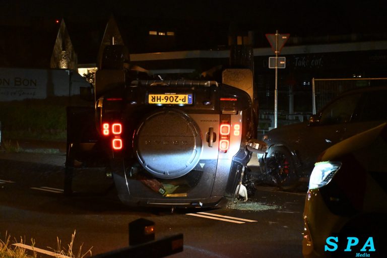 Automobiliste klapt tegen geparkeerde auto en eindigt de kop Grindweg in Rotterdam