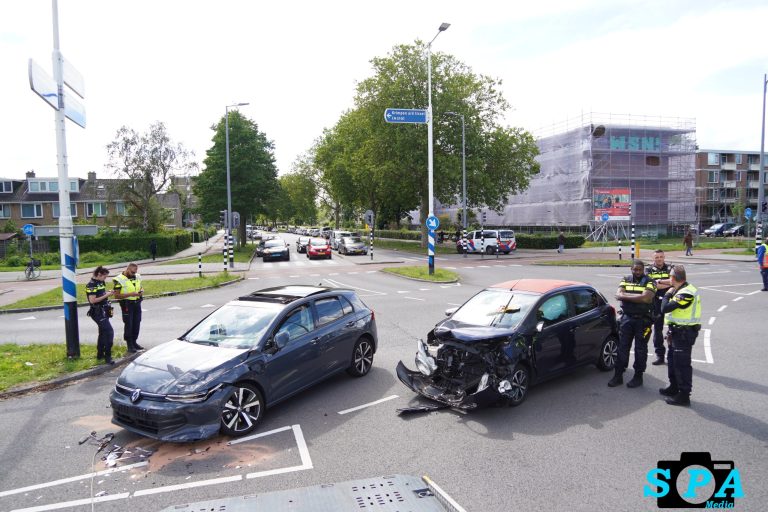 Twee gewonden na botsing op kruising Alexanderlaan in Rotterdam