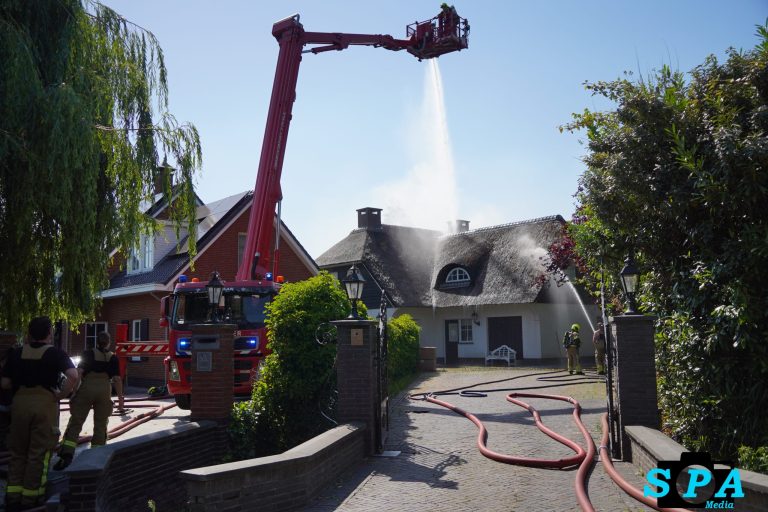 Grote inzet hulpdiensten vanwege dakbrand en hitte in Rotterdam-Nesselande