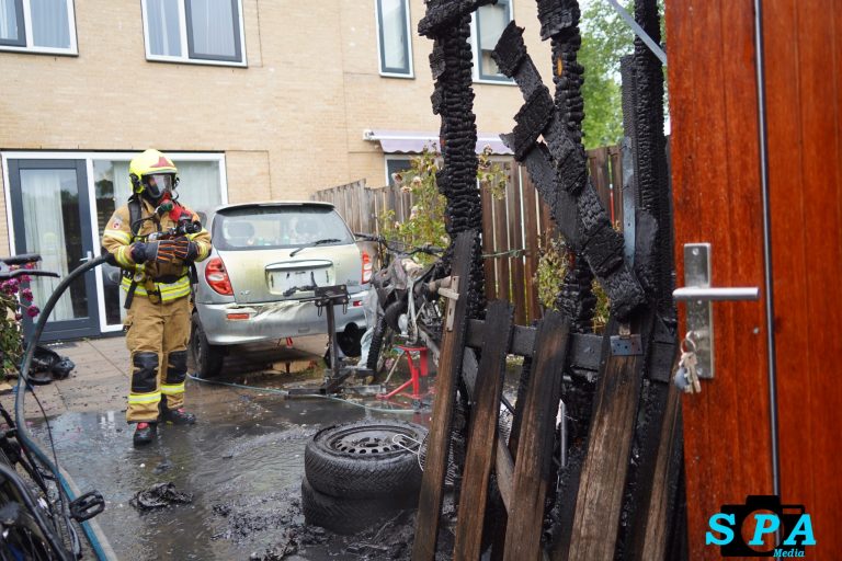 Flinke rookwolken en schade door brand in schuur Henri Eversstraat in Rotterdam