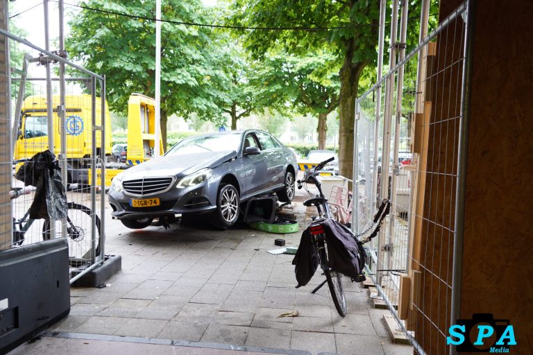 Mercedes rijdt bijna flatgebouw binnen op Mombassaplaats in Rotterdam