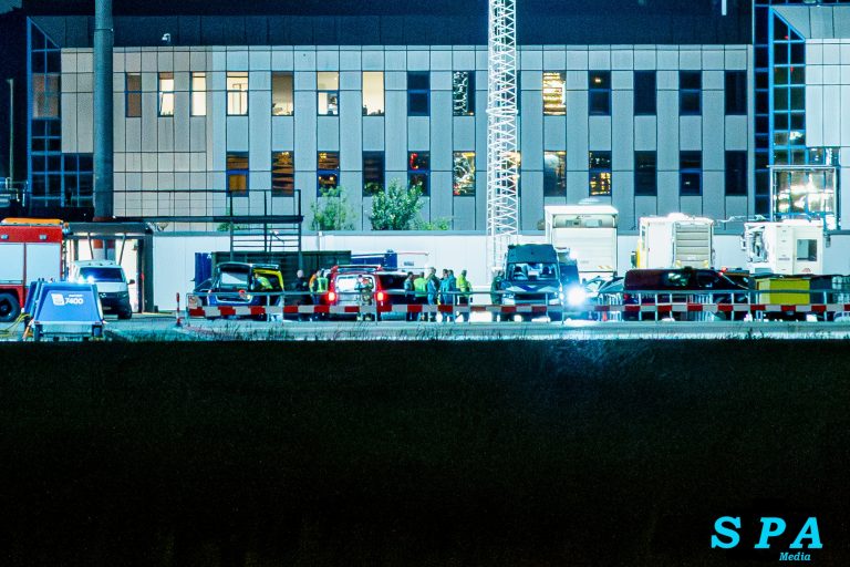 Explosieven Opruimingsdienst Defensie onderzoekt verdacht object op terrein van Rotterdam The Hague Airport
