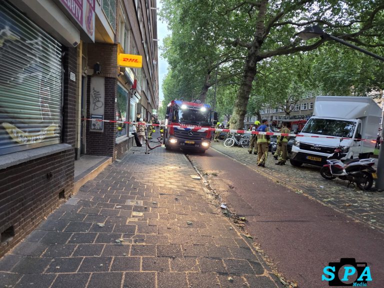 Korte felle brand in achtertuin van woning slaat over Dordtselaan in Rotterdam