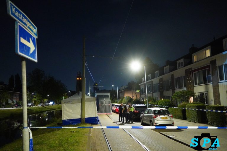Man overleden nadat hij te water raakt langs de Kastanjesingel in Rotterdam-Schiebroek