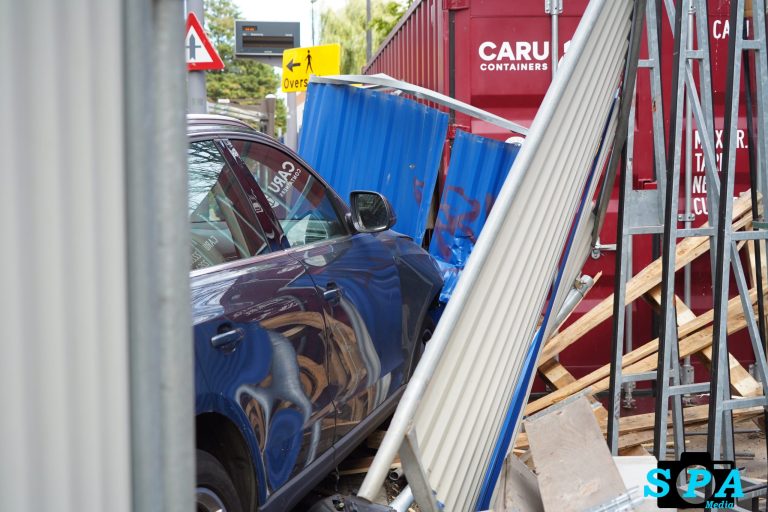 Ouder echtpaar veroorzaakt ongeval en rijdt vervolgens door hekwerk van bouwterrein op Argonautenweg in Rotterdam