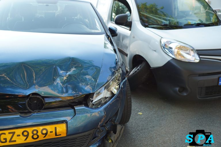 Gewonde en schade na aanrijding Pittsburghstraat in Rotterdam