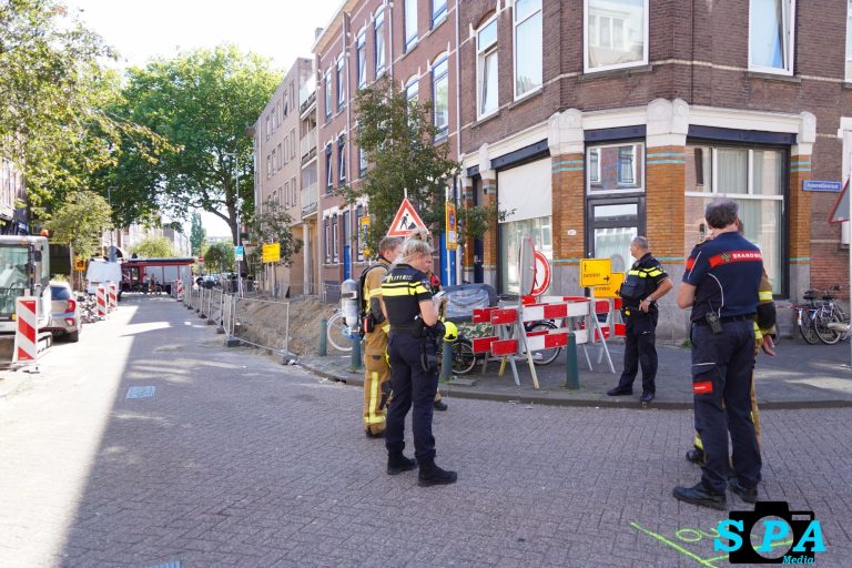 Gaslekkage in opengebroken straat Willebrordusstraat in Rotterdam